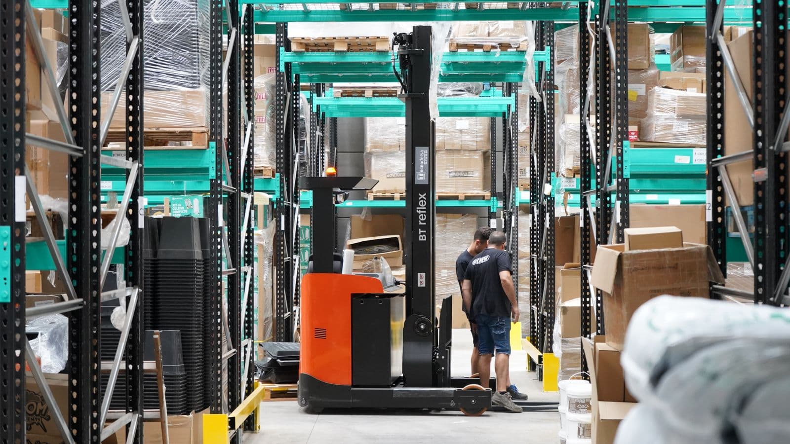 Automation and human collaboration in a modern warehouse